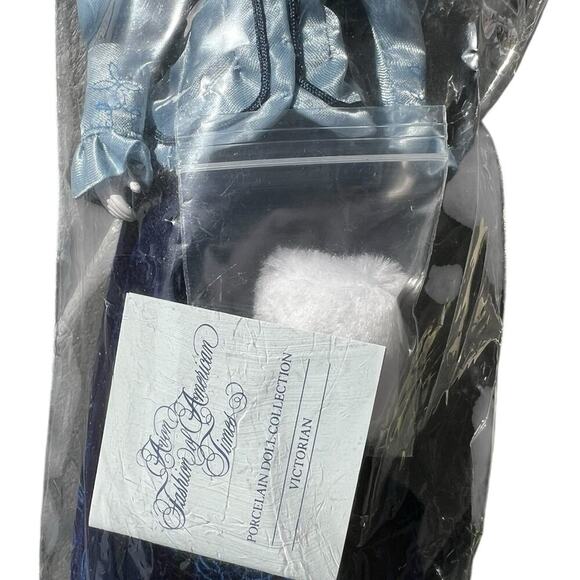 AVON FASHION AMERICAN TIMES-VICTORIAN DOLL - Picture 3 of 10